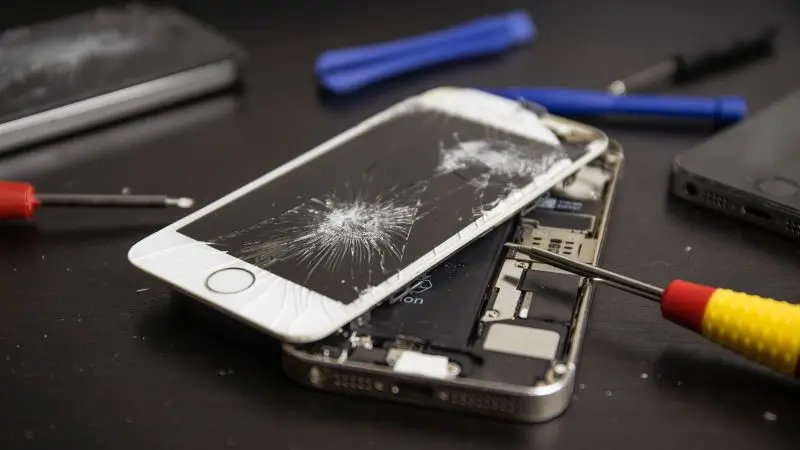 210712153624-broken-smartphone-repair-stock